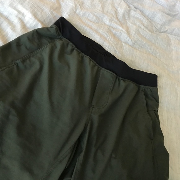 Men’s Lululemon short - Picture 3 of 6